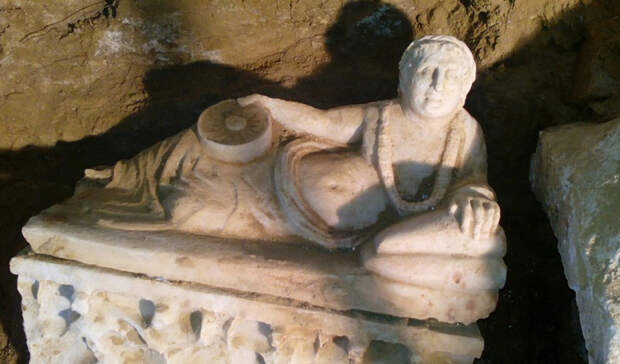 Этрусская гробница Еще одна потрясающая могила была найдена в Тоскане. Фермер наткнулся на нее случайно, работая с плугом на своем поле. За две тысячи лет захоронение не тронули ни звери, ни грабители. Вскрыв гробницу, исследователи обнаружили прямоугольную камеру с двумя саркофагами, четыре мраморные урны, украшенные искусной резьбой, и другие богатые подношения, указывающие на аристократическое происхождение усопшего. Скорее всего, прах, найденный в саркофаге, принадлежит отпрыску этрусского вождя из расположенной неподалеку этрусской крепости Киузи.