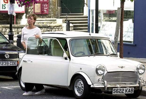 Супермодель Кейт Мосс подарила дочери на 18-летие старенький MINI Cooper