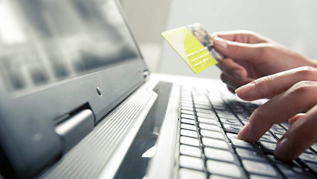 Покупка в интернете с помощью кредитной карты. Архивное фото