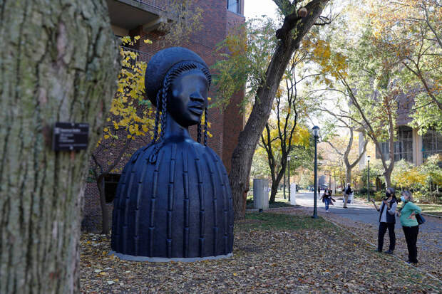 Скульптура в университетском городке Филадельфии