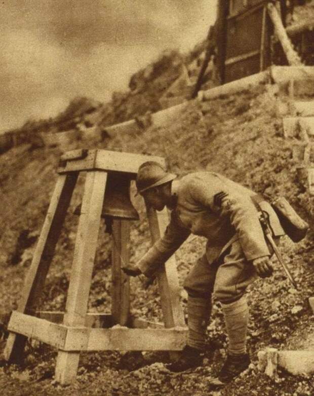 Французские солдат звонит в колокол, предупреждая о газовой атаке. Франция. Битва на Сомме. Первая мировая. 1916 г. история, ретро, фото