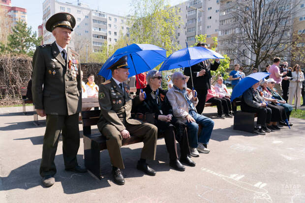 В преддверии Дня Победы в Казани под окнами ветеранов прошел праздничный концерт