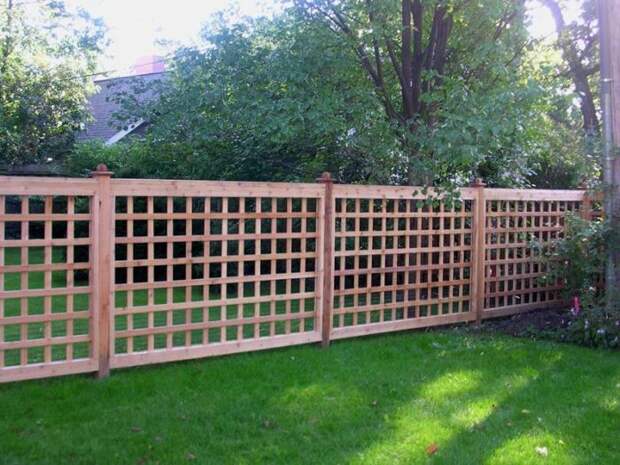 Деревянный забор, который идеально сочетается с ландшафтным дизайном загородного участка. 