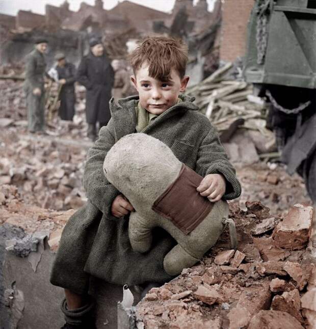 Ребенок, оставшийся сиротой после бомбежки Лондона.