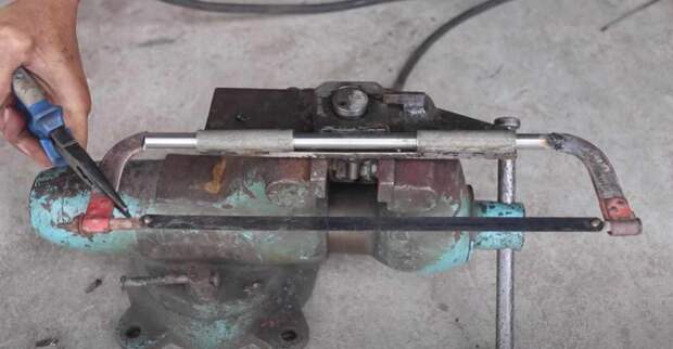 Самодельный распиловочный станок из электродрели и ножовки по металлу