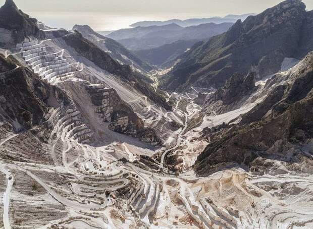 Вид на мраморную долину Торано в Апуанских Альпах, Италия, Лука Локателли Sony World Photography Awards, конкурс, победитель, портрет, природа, фотография, фотомир, человек