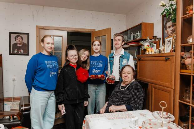 Волонтёры Победы поздравили нижегородских ветеранов с пасхальными праздниками
