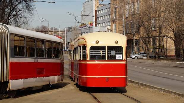 КТП-1 и хвост единственной в Москве ''Кобры'' — трёхсекционной Tatra KT3R вагон, прошлое, реанимация, трамвай, факт