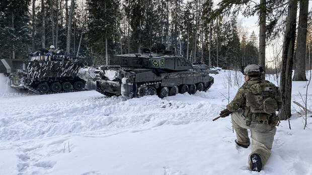 США и Британия развернули свои боевые танки недалеко от российской границы