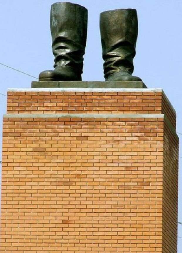 «Сапоги Сталина». Будапешт.Венгрия.