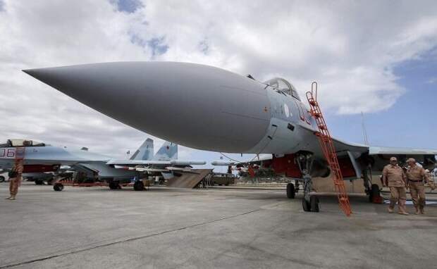 Су-35 на авиабазе Хмеймим с ракетами «воздух-воздух» Р-77, Р-27 и Р-73. Изображение издания Military watch.