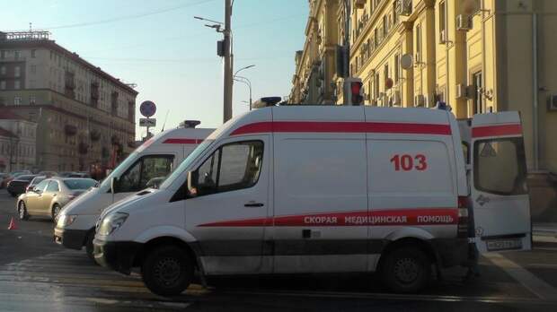 Авария дня. ДТП с участием кареты скорой помощи в Москве авария, авария дня, авто, авто авария, видео, дтп, скорая, спецсигнал