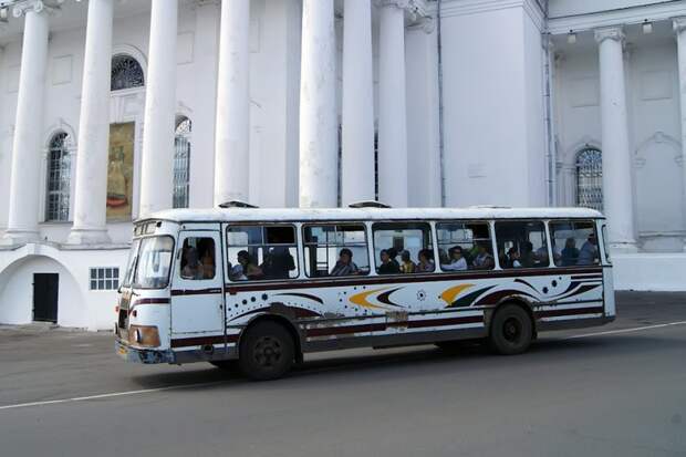 677й мчит по Соборной площади автобус, лиаз, общественный транспорт