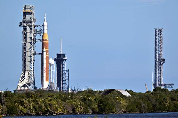 Запуск сверхтяжелой ракеты SLS с экипажем к Луне запланирован на 6 марта
