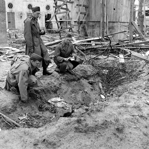 Фотография: Неизвестные фотографии бункера Гитлера, сделанные в апреле 1945-го №7 - BigPicture.ru