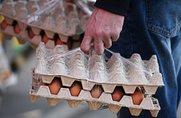 Сотни саратовцев выстроились в очередь за яйцами