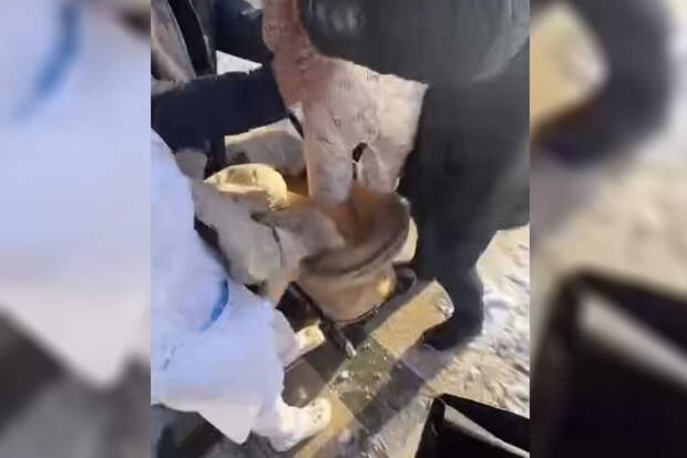 В Москве льдина упала с 20-го этажа на женщину с коляской