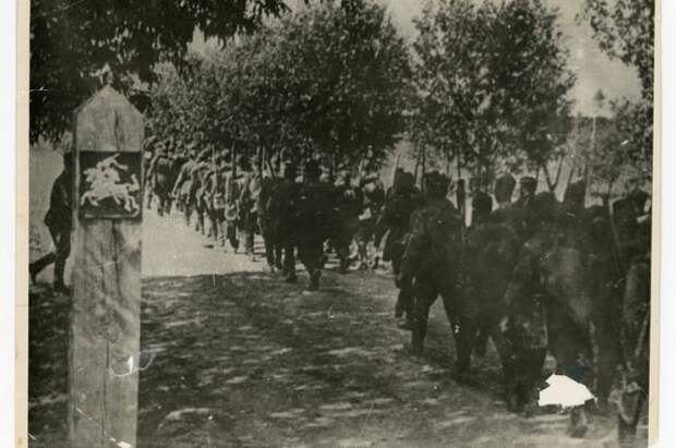Русские войска входят в Литву во время ее добровольного присоединения к СССР, 1940 год.