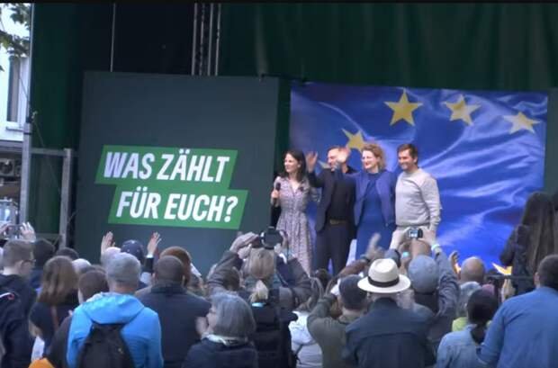 Репортажи о предвыборных митингах в Европарламент весьма скупые. Случайно я наткнулась на сообщение, что Бербок поехала в Баварию и выступила на митинге, куда вдруг заявились "две контрдемонстрации".-22