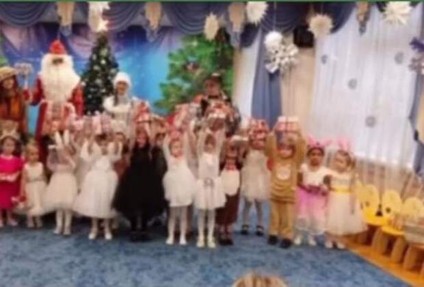 От обидного промаха — к волне доброты: девочка без новогоднего подарка получила десятки посылок от незнакомцев