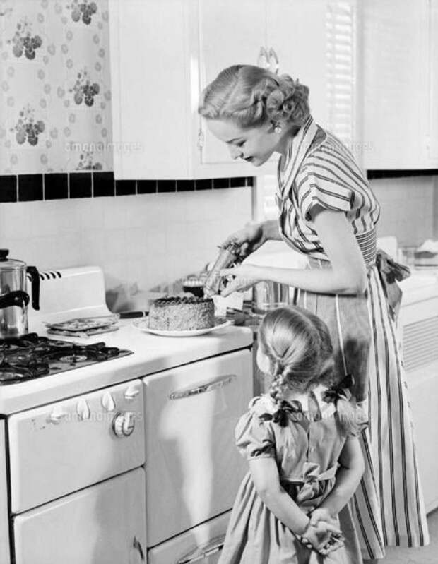 6) Девочки всегда были рядом с мамами. Они наблюдали, как готовить, стирать, убирать, старались помочь воспитание, дети, интересно, родители, фото, чему учат детей сегодня