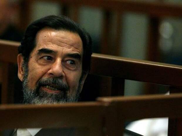 Саддам Хусейн в зале суда.
