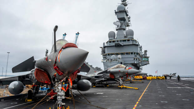 Макрон: Франция направит авианосную группу в Средиземное море