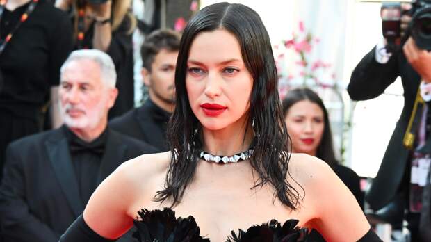 Ирина Шейк в расстегнутой рубашке снялась в рекламе