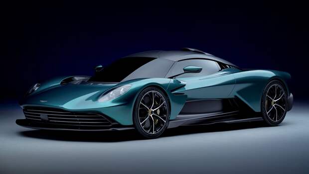 Aston martin valhalla. После смены курса развития купе Valhalla не только отказалось от разрабатываемой британцами турбошестёрки 3.0, но и обрело новый экстерьер. Изменения перечислять бесполезно — сохранился только общий силуэт. На скорости 241 км/ч кузов должен генерировать до 600 кг прижимной силы.