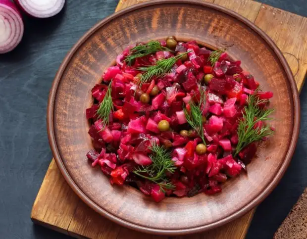 Фото: shutterstock.com / MaskaRad Винегрет с отварной свеклой и горошком пошаговый рецепт фото