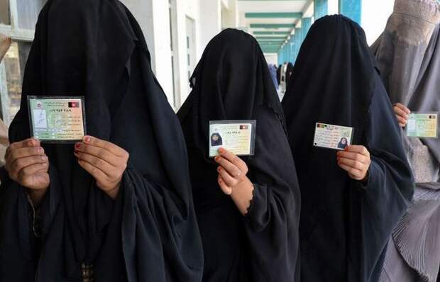 Как мусульманки с закрытыми лицами проходят в аэропортах паспортный контроль
