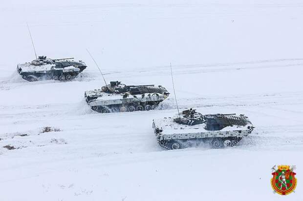 Белорусские военные использовали газеты в качестве маскировки для техники (2 фото)