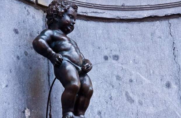 Писающий мальчик - самая известная скульптура в Брюсселе.