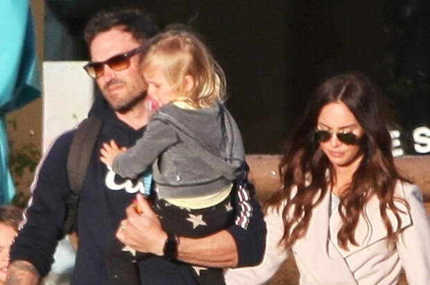 Меган Фокс и Брайан Остин Грин на семейном шопинге вместе с подросшими сыновьями