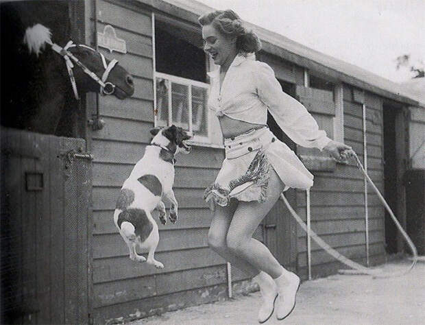38. Женщина и ее собака прыгают через веревку, 1940-е гг. архивные фотографии, лучшие фото, ретрофото, черно-белые снимки