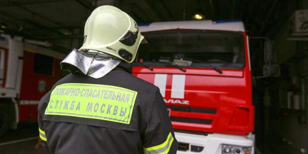 Мусор полыхал во дворе на Лазоревом