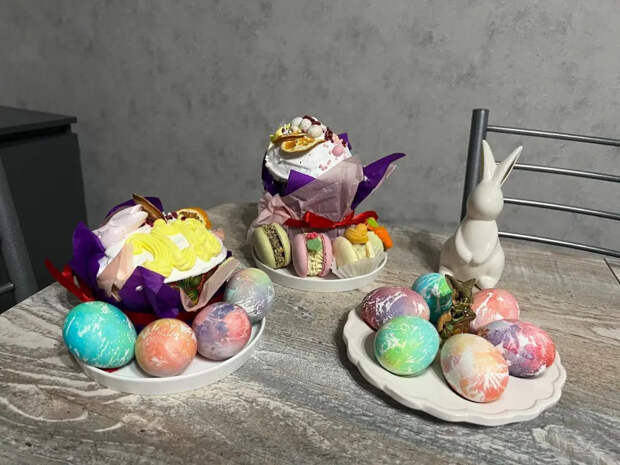 Забудьте про луковую шелуху: смешиваем зеленый чай с каркаде — и получаем пасхальные яйца, похожие на драгоценные камни