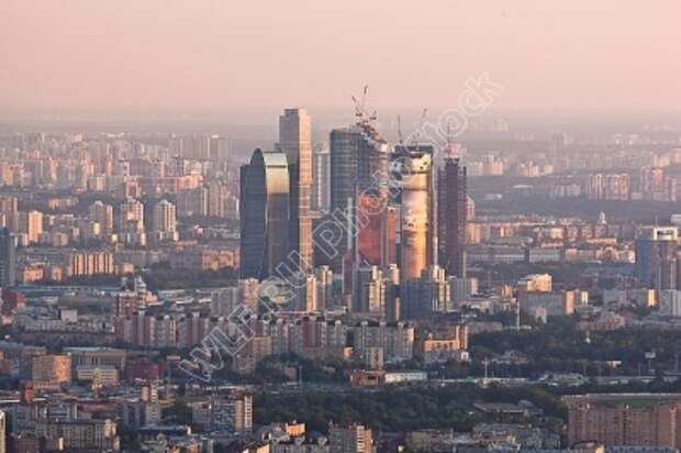 Вид на Москва-Сити в лучах заката, Пресненский район Москвы. Панорама, панорамное фото Москвы с высоты птичьего полета