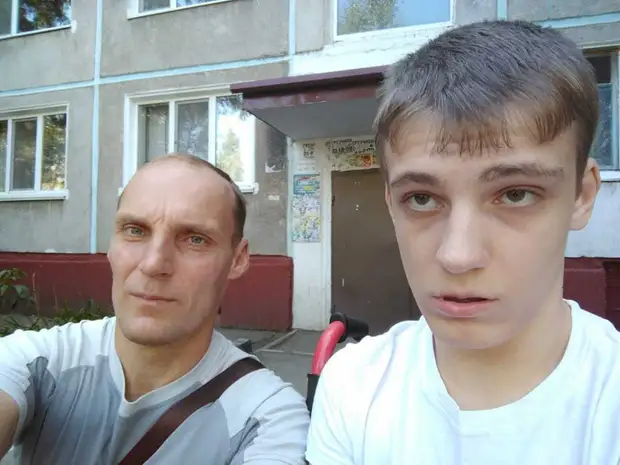 «Нельзя ставить на нём крест»: отец-одиночка об отказе отдать сына с инвалидностью в интернат и долгах за ЖКУ