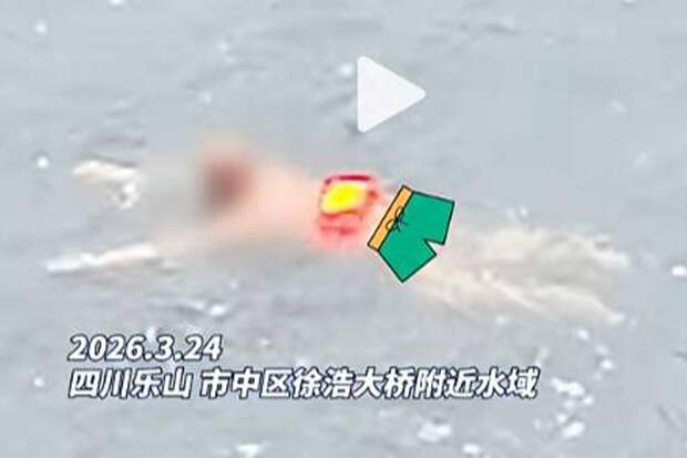 В Китае мужчина каждый день плавал голым в реке и вызвал возмущение горожан