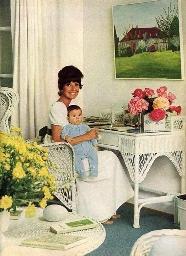 Одри с младшим сыном, Лукой, 1971