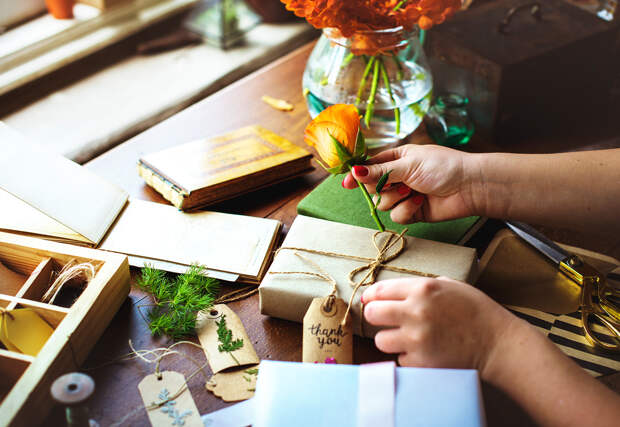 hands-diy-wrapping-gift-box-on-wooden-table-P9URPEH