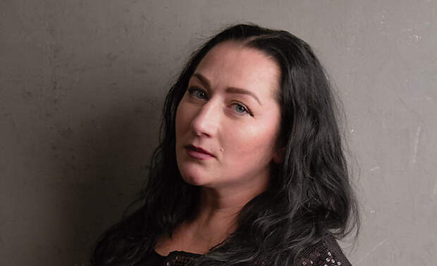 «Черная вдова»: 41-летняя солистка «Вороваек» Яна Павлова похоронила двух мужей, а теперь и двух детей — 22-летнюю дочь и 10-летнего сына