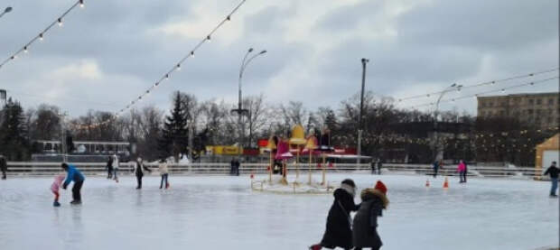 В Харькове в конце зимы и на фоне обстрелов отрывают каток под открытым небом