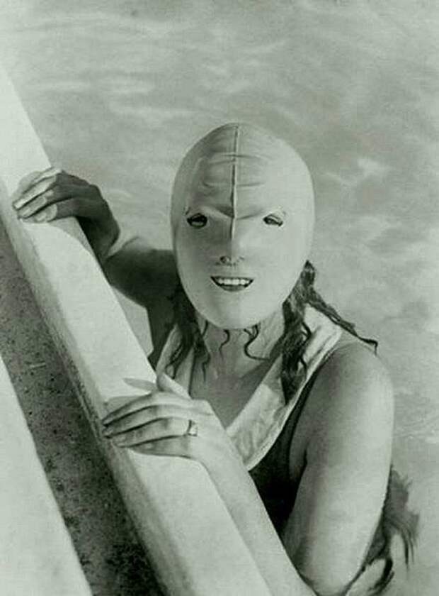 Маска для лица Эта маска 1925 года кажется удобной, она наверняка сохранит ваш макияж на месте. Почему такие маски не существуют в наши дни? история, черно-белая фотография, юмор