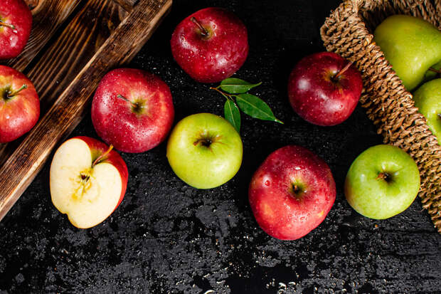Врач Баталова: людям с болезнями ЖКТ не стоит есть яблоки