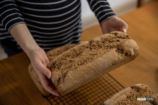 Дома они сами перемалывают зерно, а затем пекут ароматный домашний хлеб