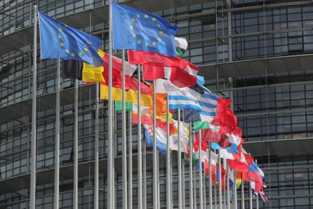 Флаги Европейского союза у здания Европейского парламента в Страсбурге