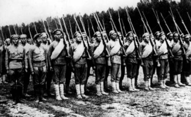 На фото: один из полков Красной Армии,1919 год.