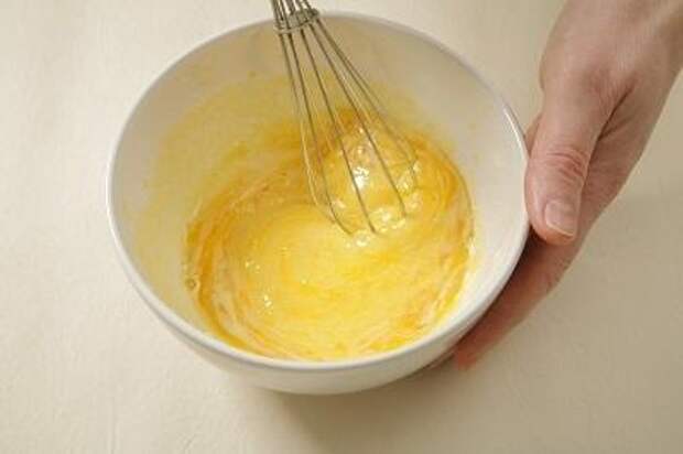 Масло взбить с желтками и сахарной пудрой
